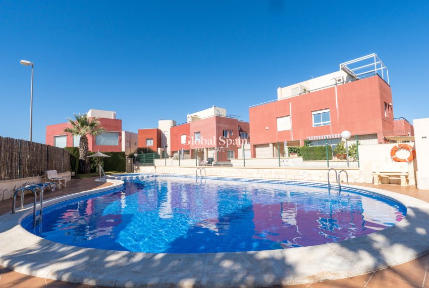 Wederverkoop - HUIS -
ORIHUELA COSTA - VILLAMARTÍN
