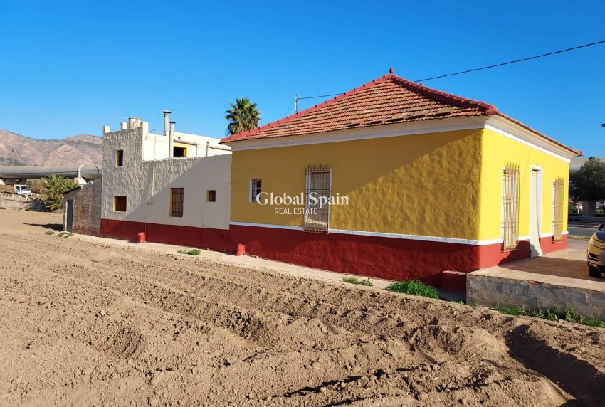 Wederverkoop - HUIS -
ORIHUELA - Desamparados