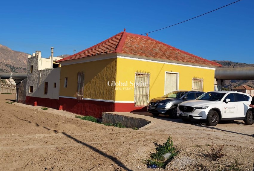 Wederverkoop - HUIS -
ORIHUELA - Desamparados