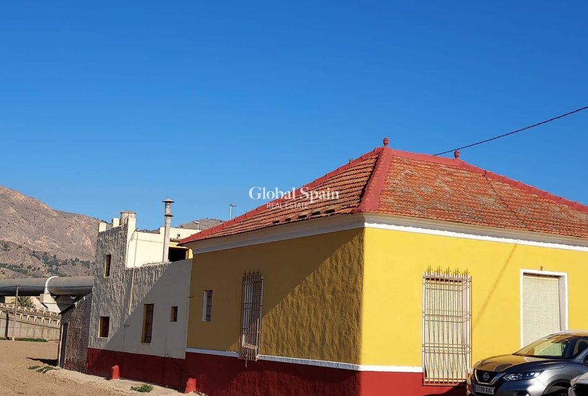 Wederverkoop - HUIS -
ORIHUELA - Desamparados