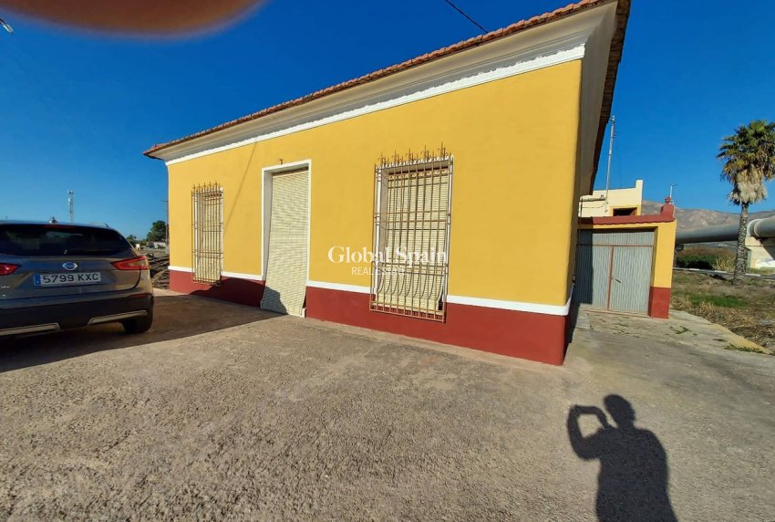 Wederverkoop - HUIS -
ORIHUELA - Desamparados