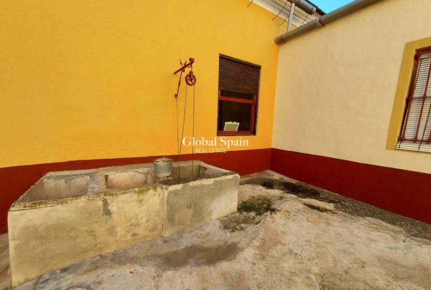 Wederverkoop - HUIS -
ORIHUELA - Desamparados