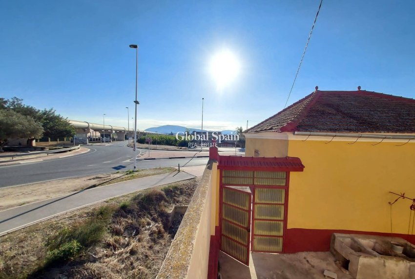 Wederverkoop - HUIS -
ORIHUELA - Desamparados