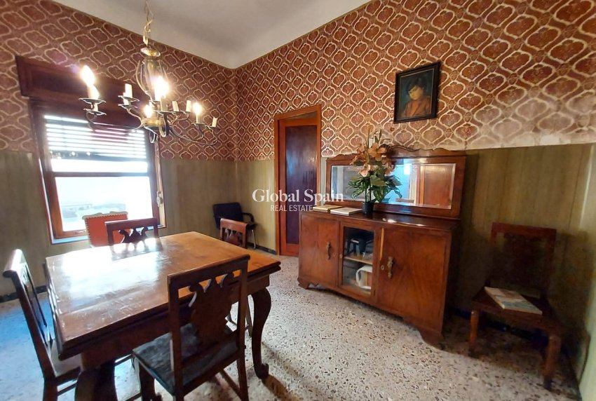 Wederverkoop - HUIS -
ORIHUELA - Desamparados