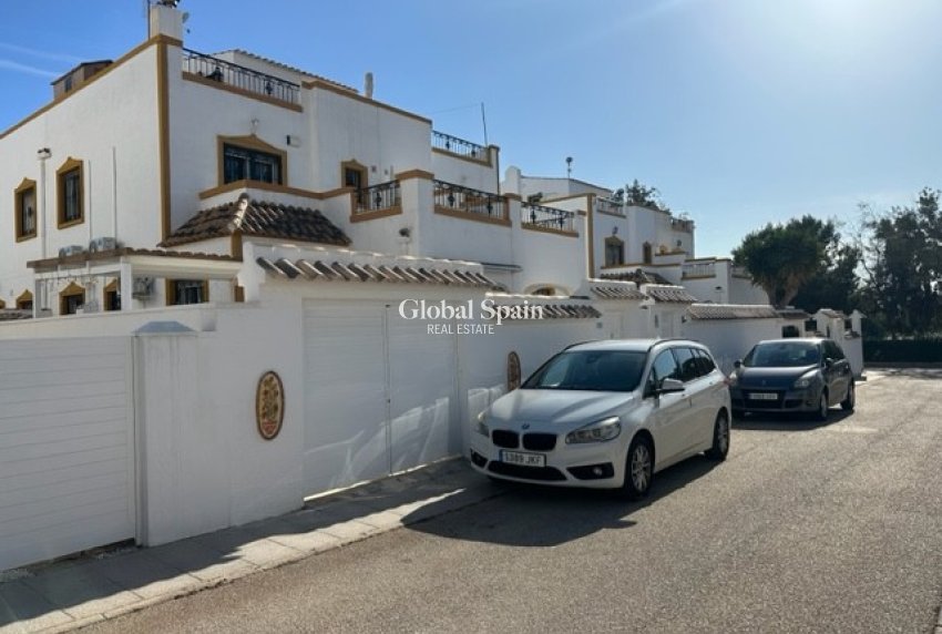 Wederverkoop - HUIS -
ORIHUELA - Entre Naranjos