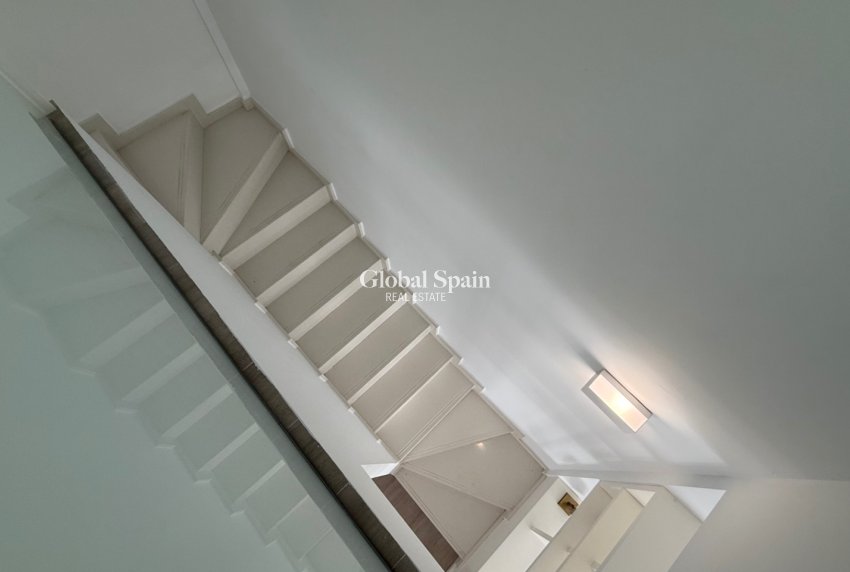 Wederverkoop - HUIS -
ORIHUELA - Inland