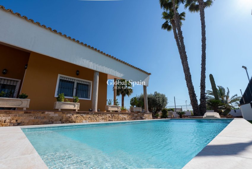 Wederverkoop - HUIS -
ORIHUELA - Inland