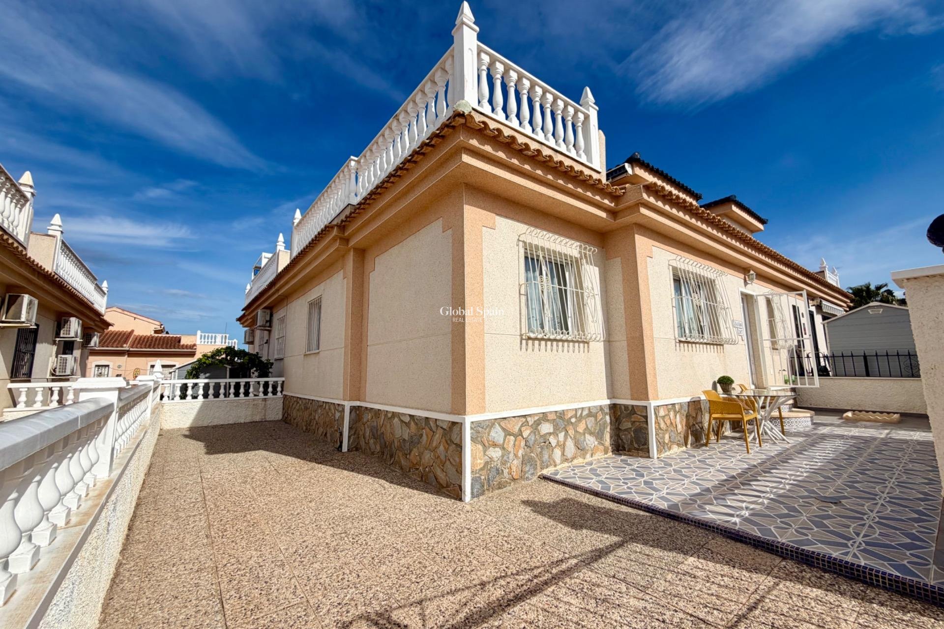 Wederverkoop - HUIS -
ROJALES - Pueblo