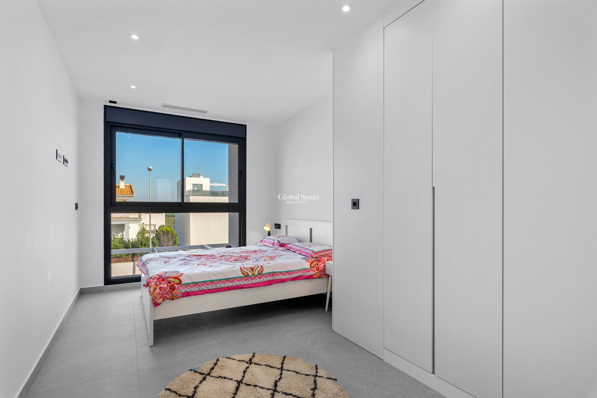 Wederverkoop - HUIS -
ROJALES - Town