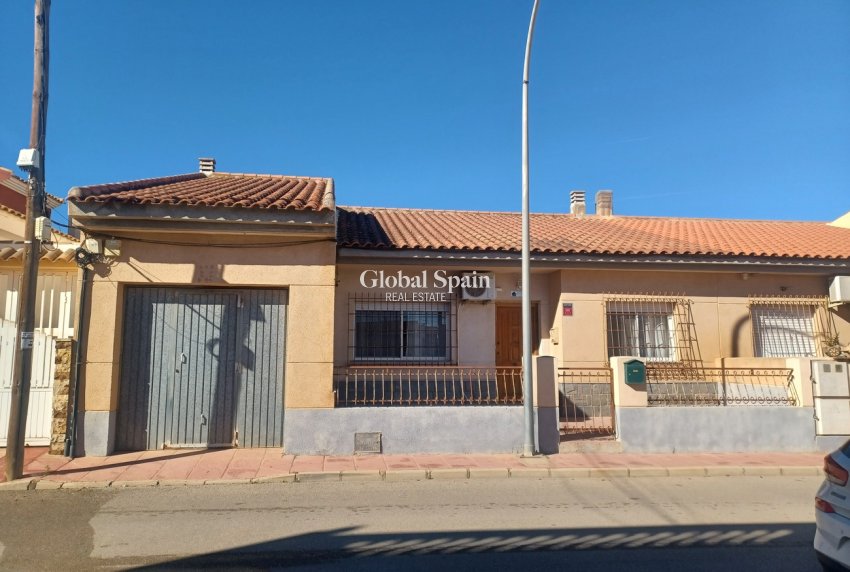 Wederverkoop - HUIS -
ROLDÁN - Inland