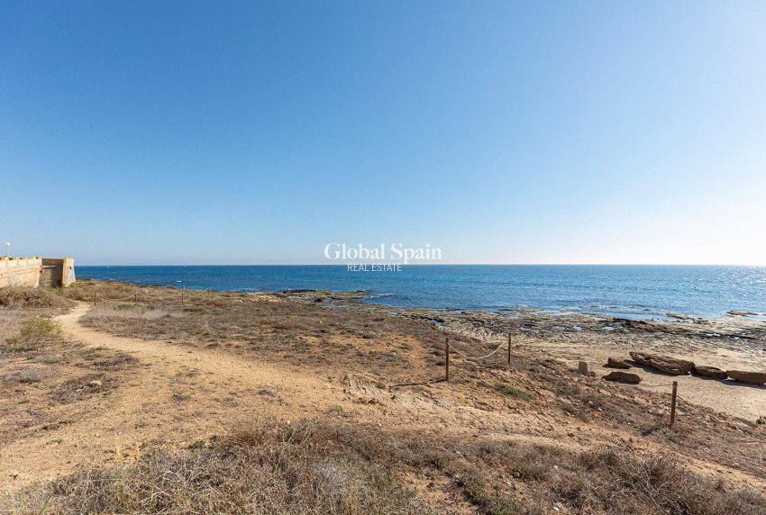 Wederverkoop - HUIS -
TORREVIEJA - Cala de cabo cervera