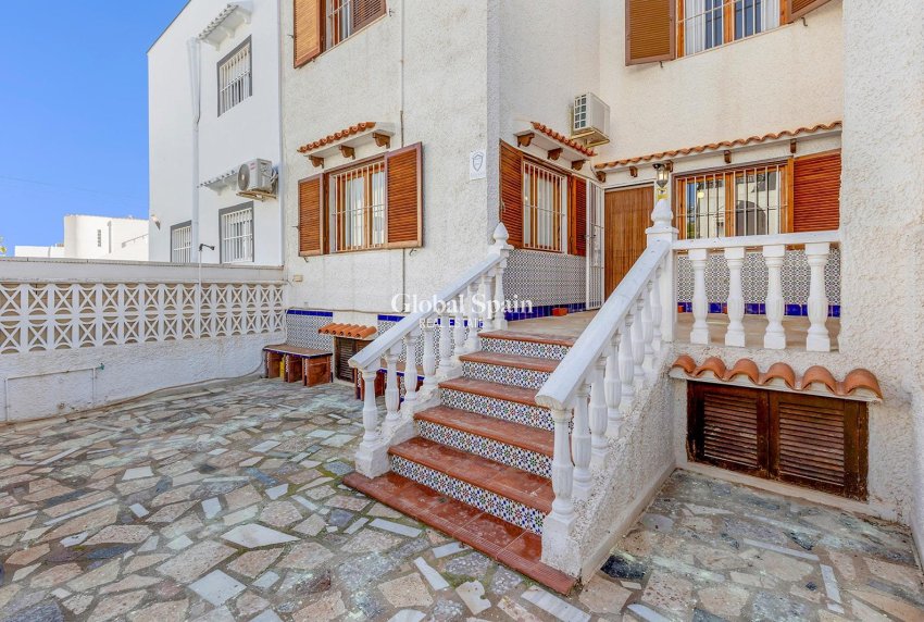 Wederverkoop - HUIS -
TORREVIEJA - Calas blanca