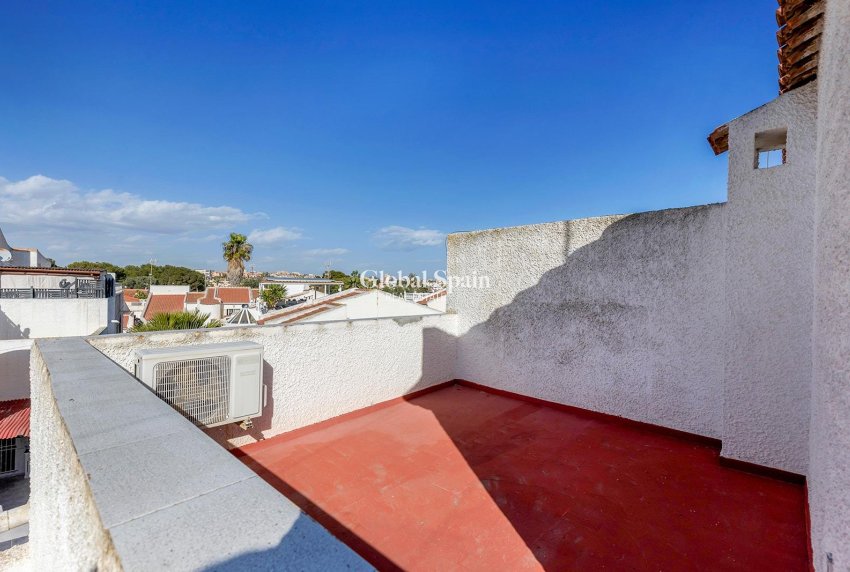Wederverkoop - HUIS -
TORREVIEJA - Calas blanca