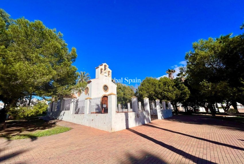 Wederverkoop - HUIS -
TORREVIEJA - Calas blanca