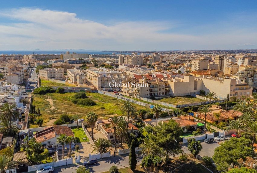 Wederverkoop - HUIS -
TORREVIEJA - Calas blanca