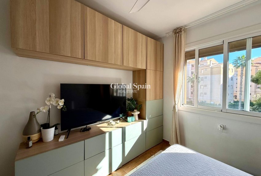 Wederverkoop - HUIS -
TORREVIEJA - Calas blanca