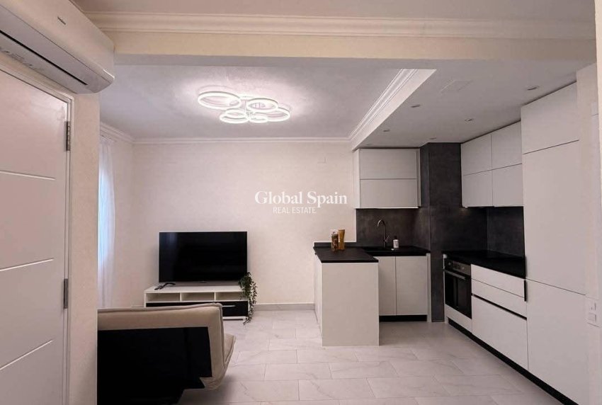 Wederverkoop - HUIS -
TORREVIEJA - Calas blanca