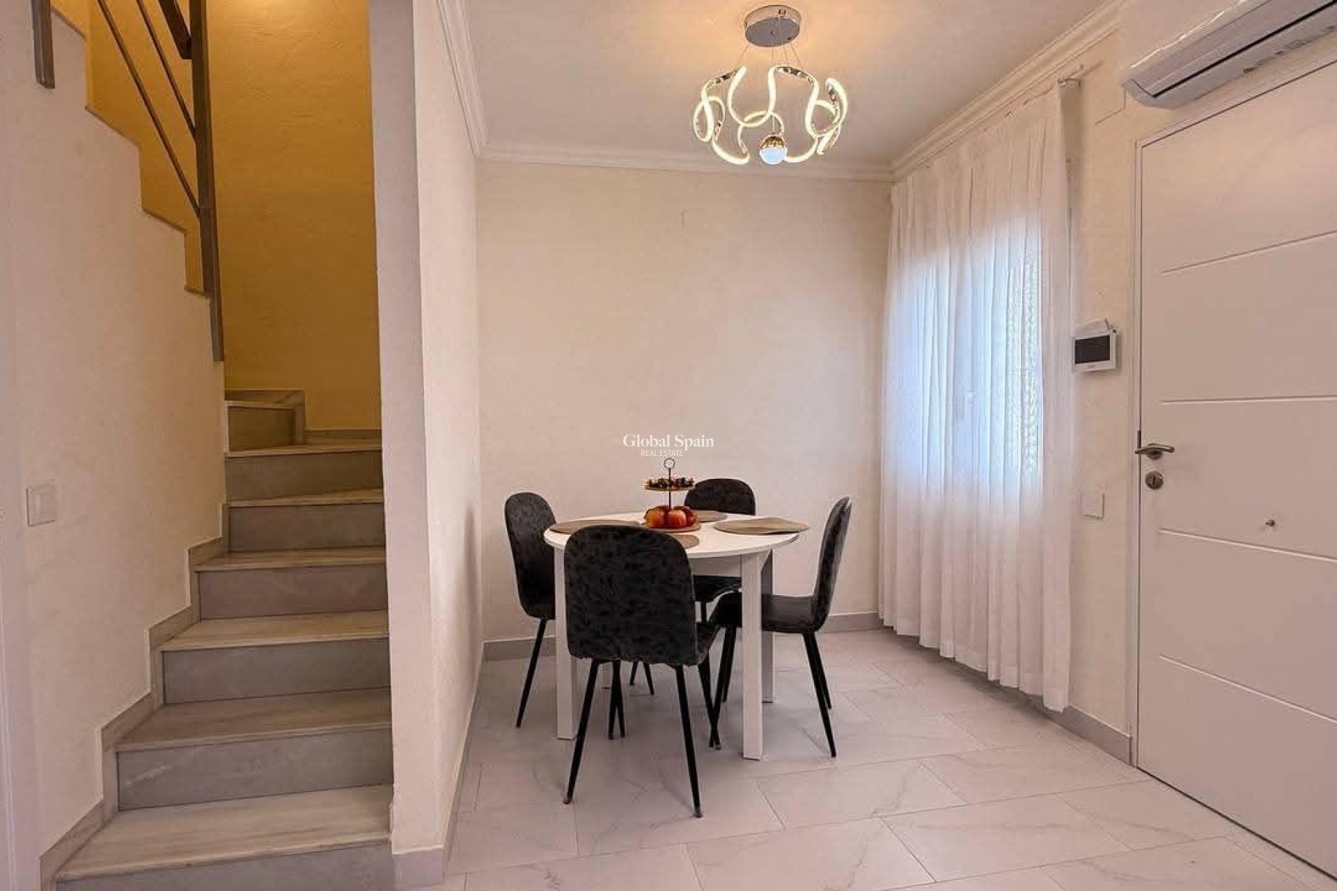 Wederverkoop - HUIS -
TORREVIEJA - Calas blanca