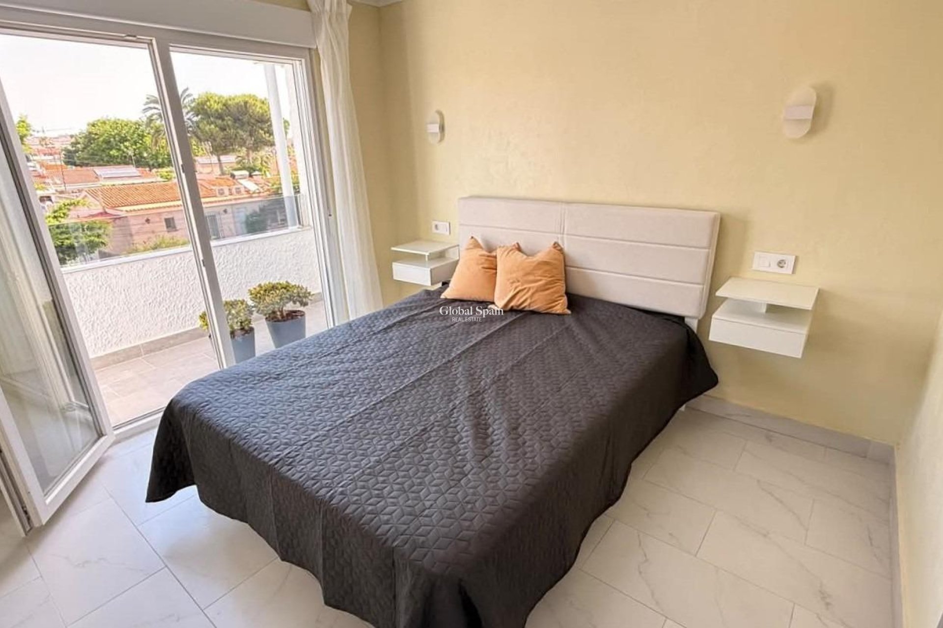 Wederverkoop - HUIS -
TORREVIEJA - Calas blanca