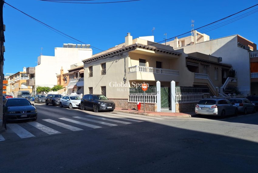 Wederverkoop - HUIS -
TORREVIEJA - Center