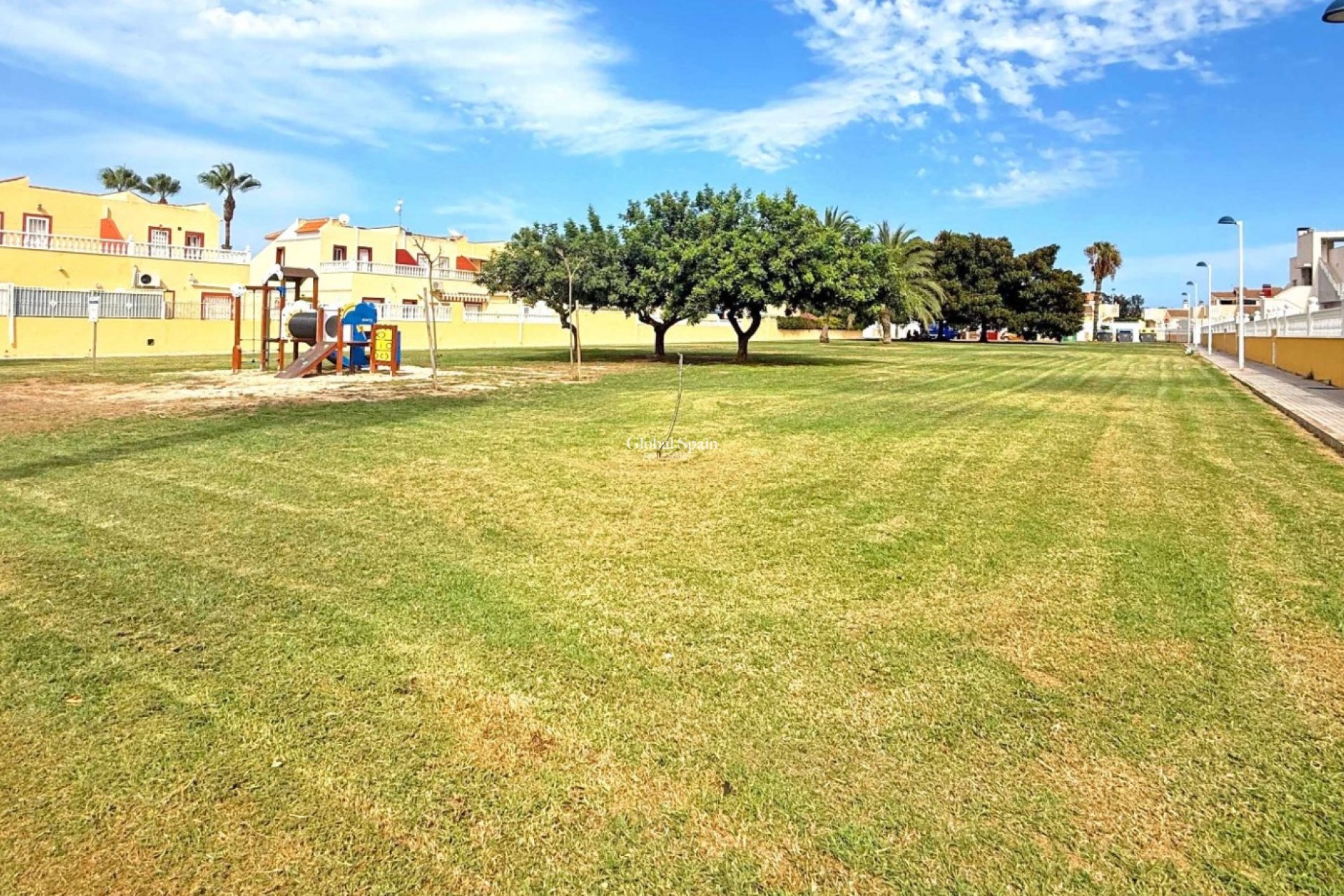 Wederverkoop - Huis -
TORREVIEJA - La Siesta - El Salado -  Torreta