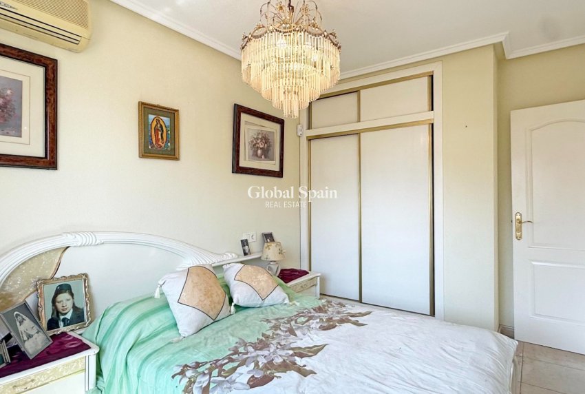 Wederverkoop - Huis -
TORREVIEJA - La Siesta - El Salado -  Torreta