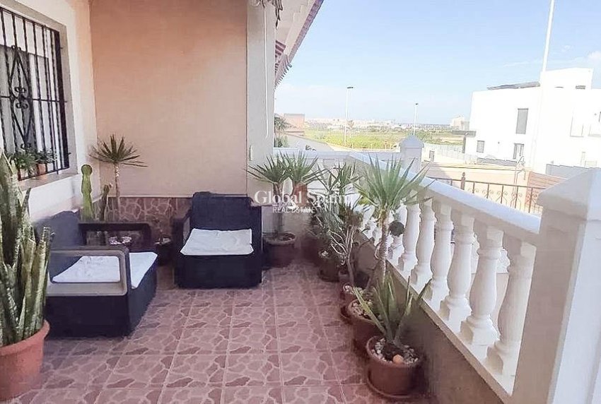 Wederverkoop - HUIS -
TORREVIEJA - LOS BALCONES - LOS ALTOS