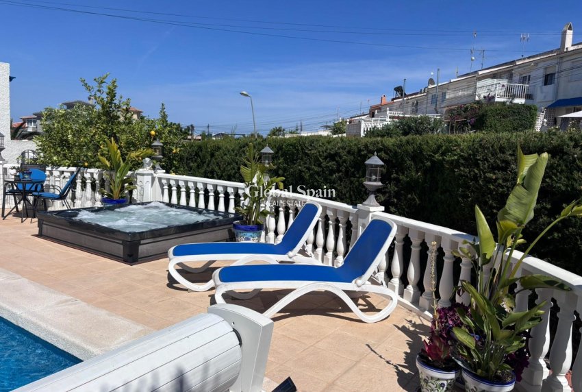 Wederverkoop - HUIS -
TORREVIEJA - LOS BALCONES - LOS ALTOS