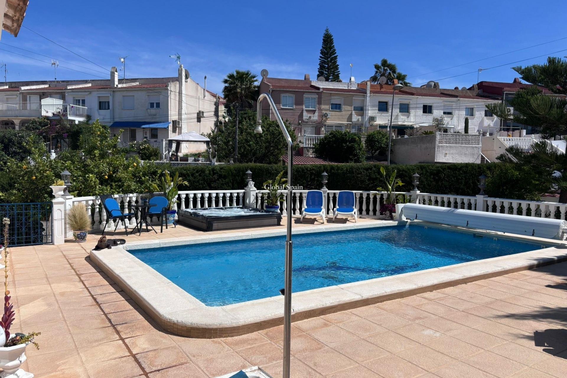 Wederverkoop - HUIS -
TORREVIEJA - LOS BALCONES - LOS ALTOS