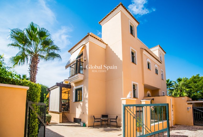 Wederverkoop - HUIS -
TORREVIEJA - LOS BALCONES - LOS ALTOS