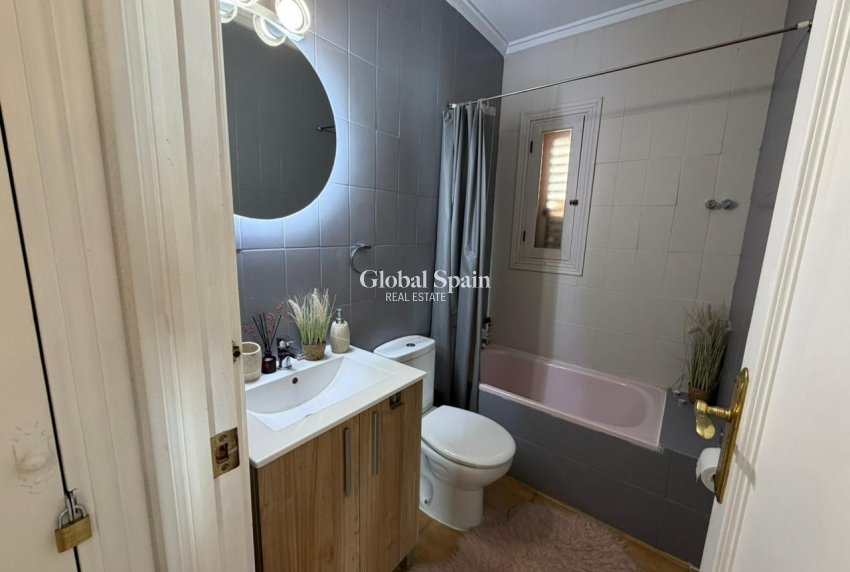 Wederverkoop - HUIS -
TORREVIEJA - Los Frutales