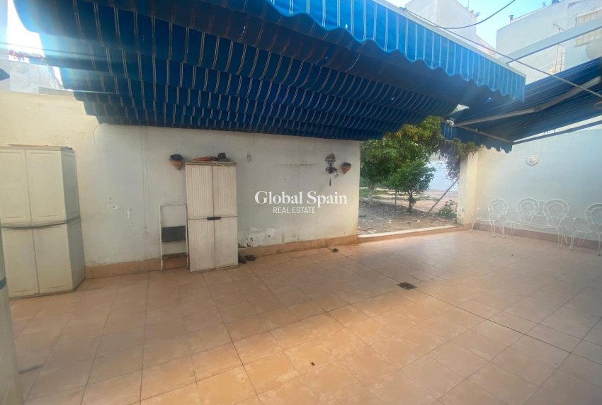 Wederverkoop - Huis -
TORREVIEJA - Playa de los Locos