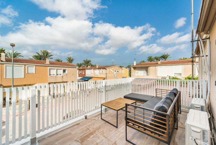 Wederverkoop - HUIS -
TORREVIEJA - Playa De Los Náufragos