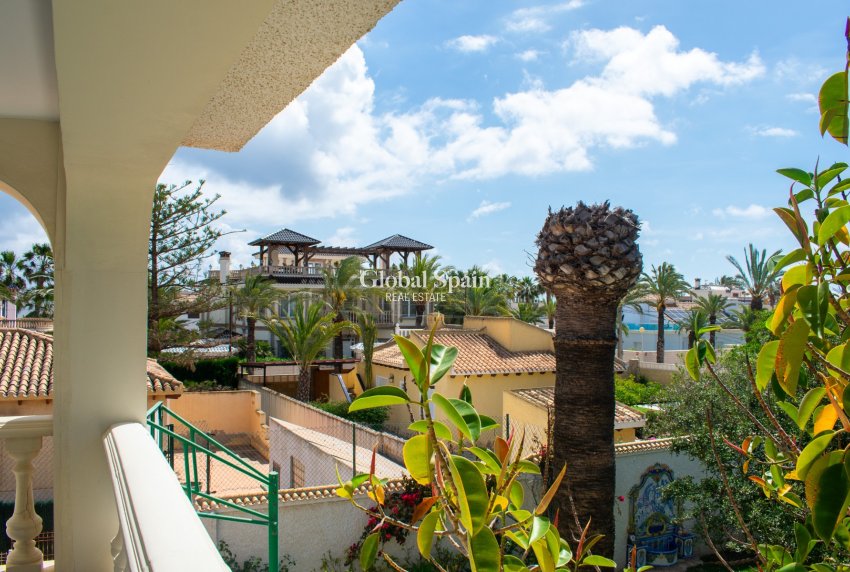 Wederverkoop - Onafhankelijke villa -
ORIHUELA COSTA - MUY CERCA DE LA PLAYA