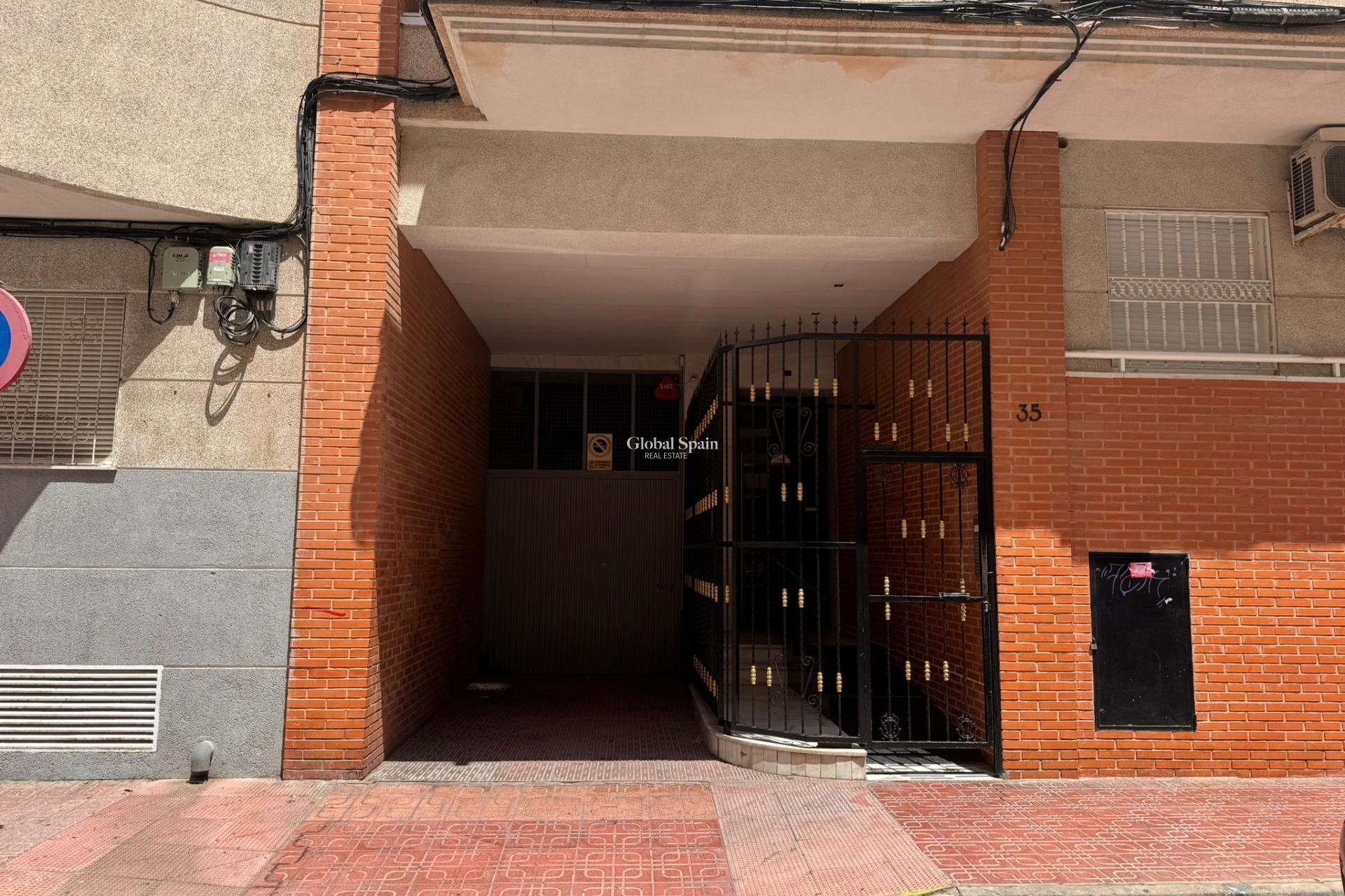 Wederverkoop - PARKEERPLAATS / GARAGE -
TORREVIEJA - Estacion de autobuses
