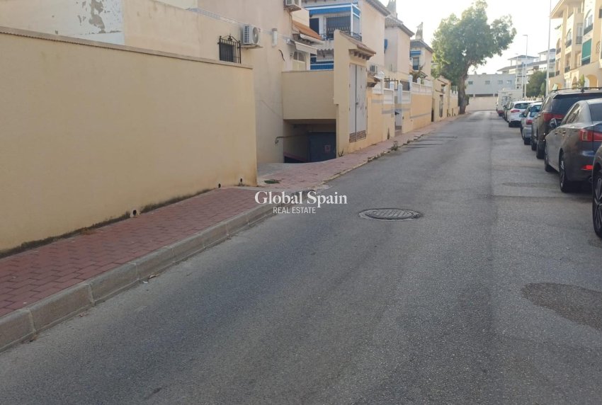 Wederverkoop - PARKEERPLAATS / GARAGE -
TORREVIEJA - Los Europeos