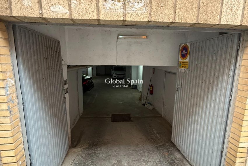 Wederverkoop - PARKEERPLAATS / GARAGE -
TORREVIEJA - Playa del cura