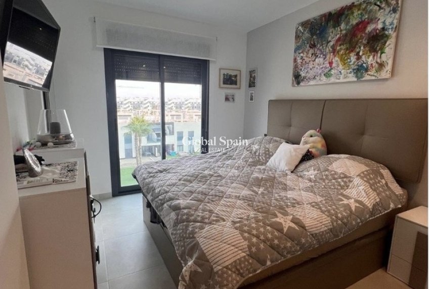 Wederverkoop - PENTHOUSE -
GUARDAMAR DEL SEGURA - EL RASO