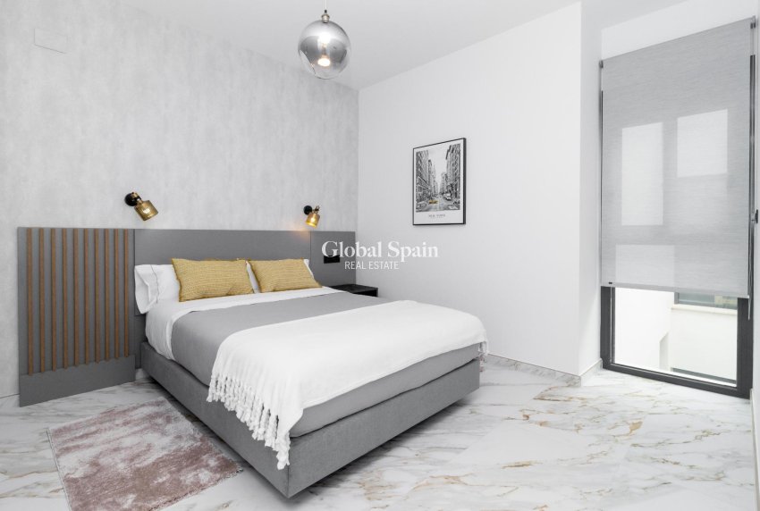 Wederverkoop - PENTHOUSE -
GUARDAMAR DEL SEGURA