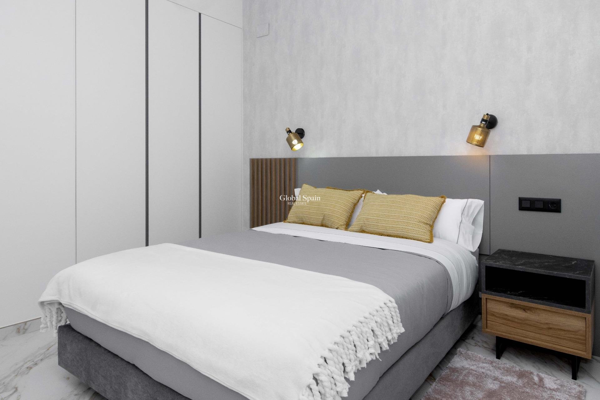 Wederverkoop - PENTHOUSE -
GUARDAMAR DEL SEGURA