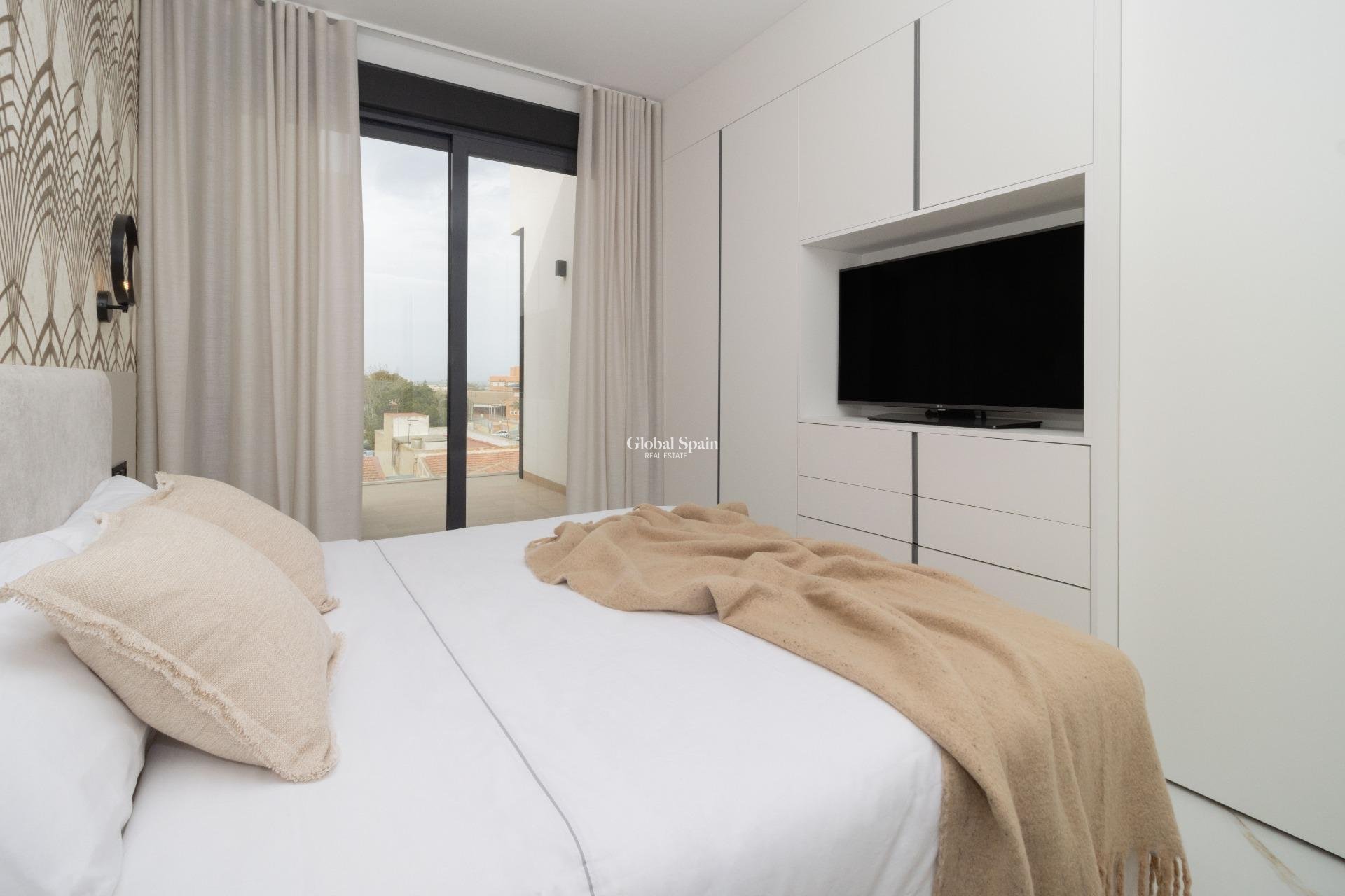 Wederverkoop - PENTHOUSE -
GUARDAMAR DEL SEGURA