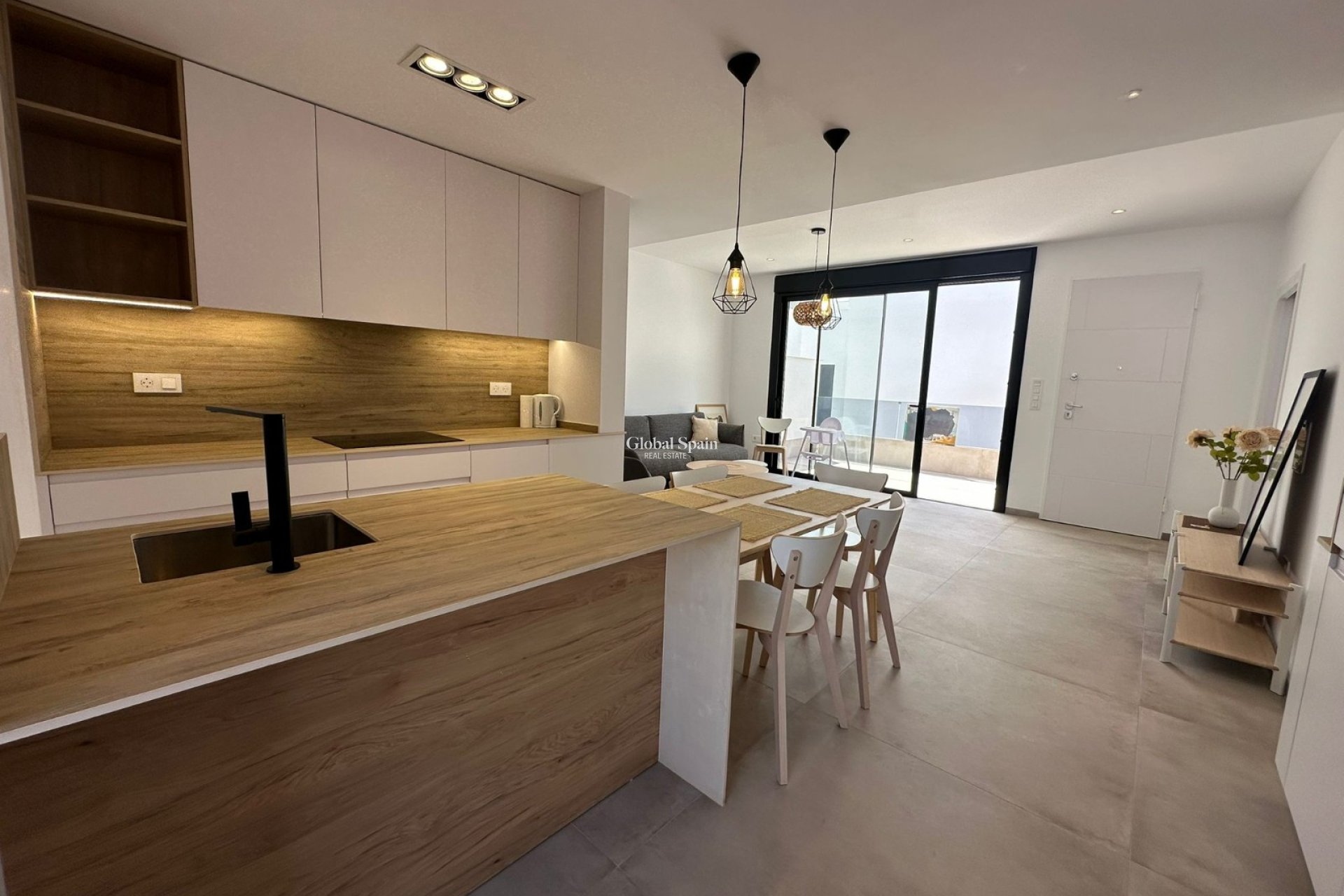 Wederverkoop - PENTHOUSE -
LO PAGÁN