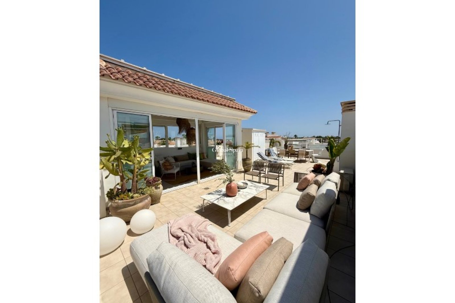 Wederverkoop - PENTHOUSE -
ROJALES - Inland