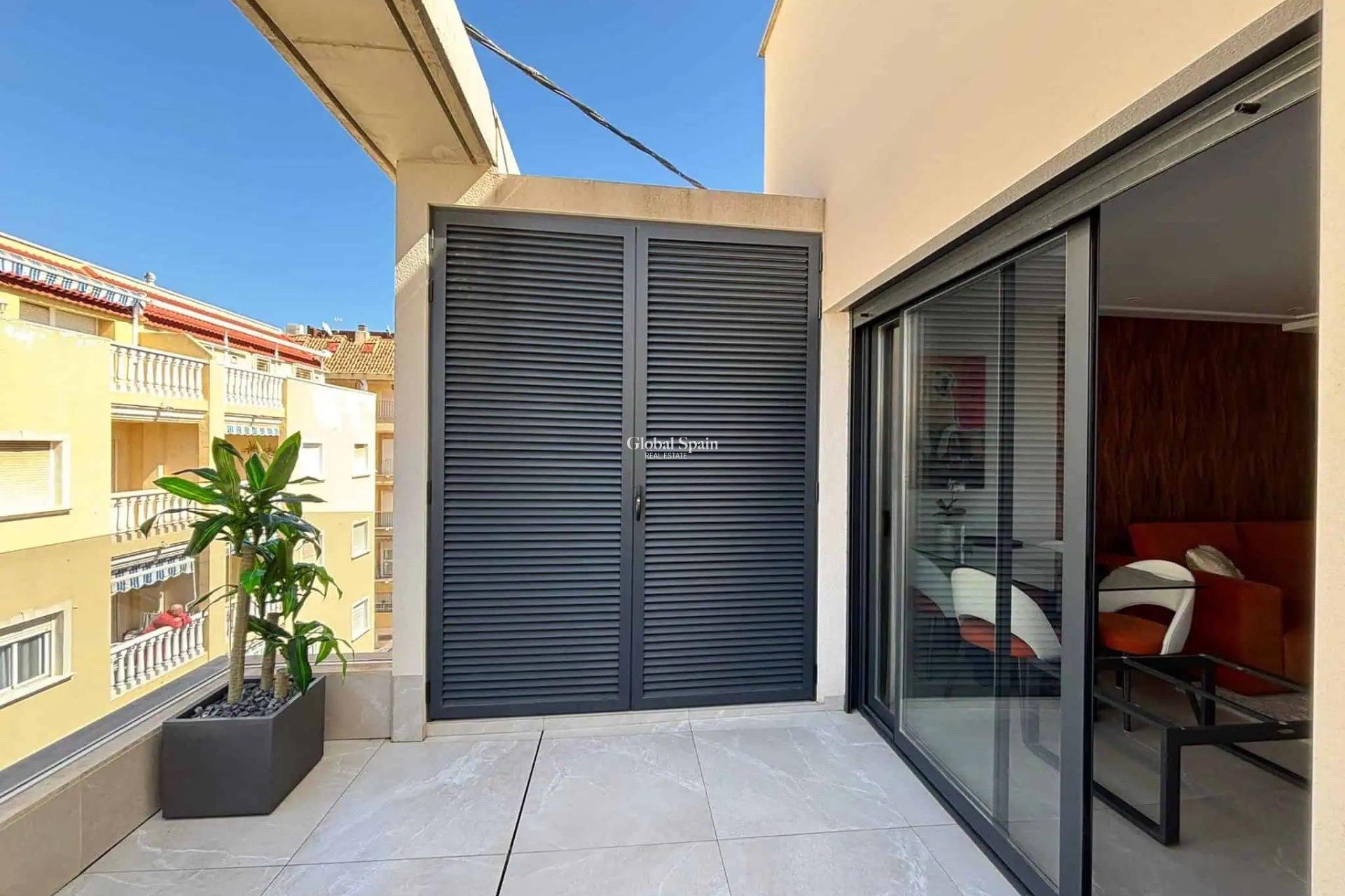Wederverkoop - PENTHOUSE -
TORREVIEJA - Las Piscinas Naturales