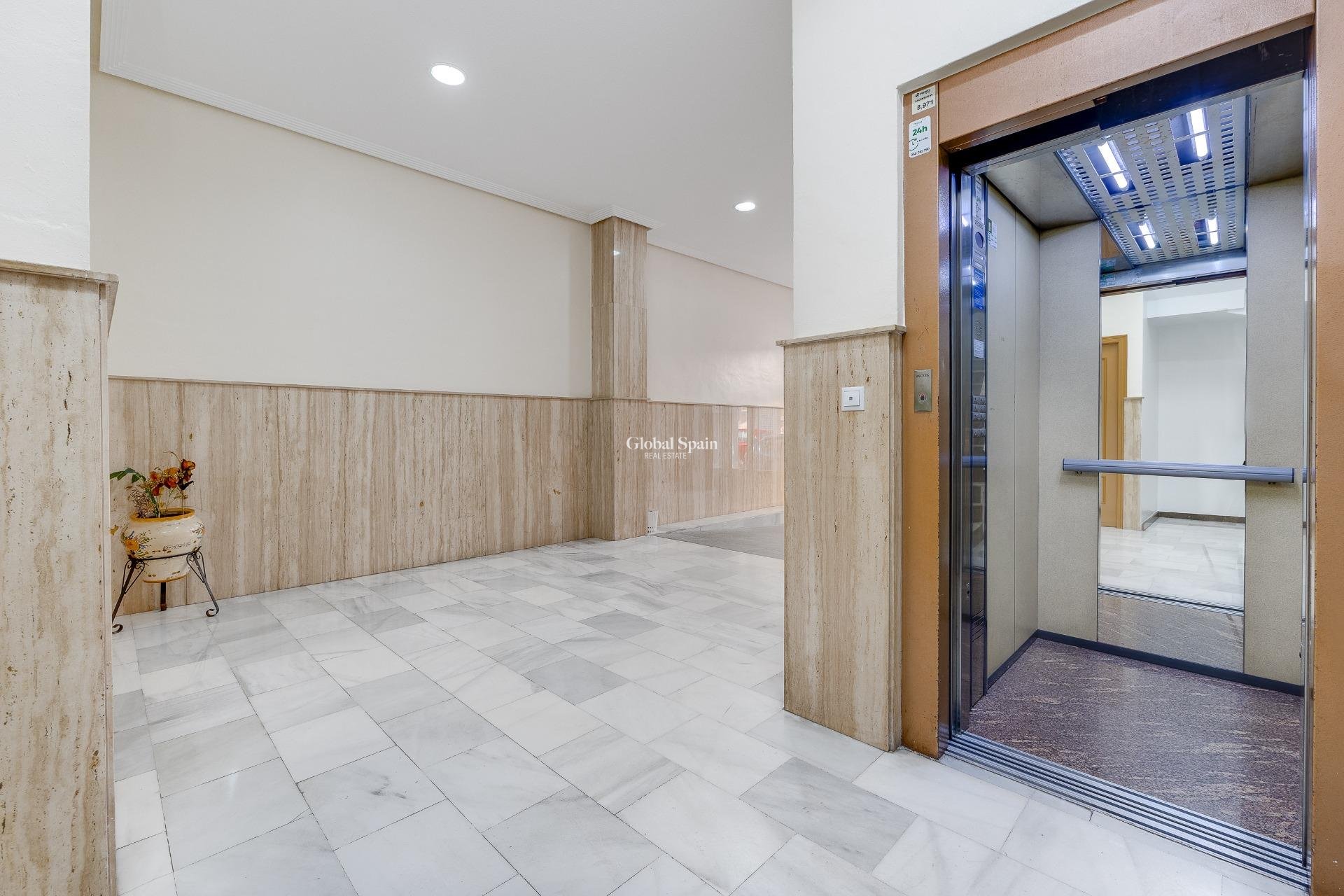 Wederverkoop - PENTHOUSE -
TORREVIEJA - Paseo maritimo