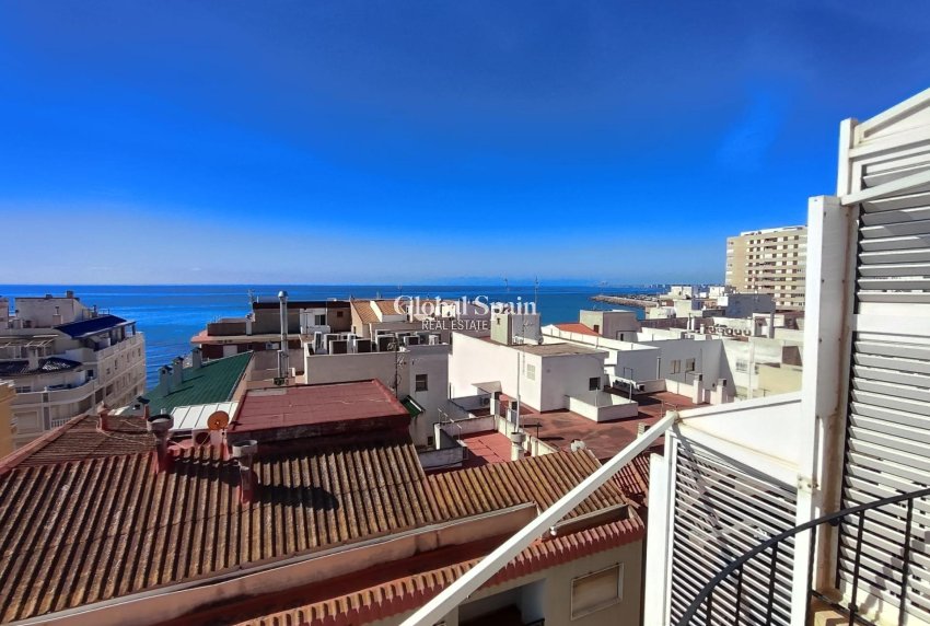 Wederverkoop - PENTHOUSE -
TORREVIEJA - Paseo maritimo