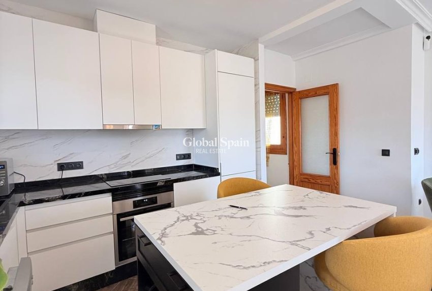 Wederverkoop - PENTHOUSE -
TORREVIEJA - Playa del Cura