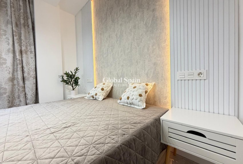 Wederverkoop - PENTHOUSE -
TORREVIEJA - Playa del Cura
