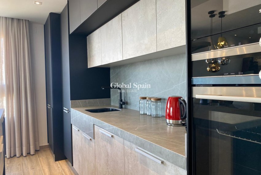 Wederverkoop - PENTHOUSE -
TORREVIEJA - Punta Prima