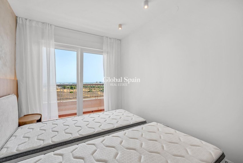Wederverkoop - PENTHOUSE -
TORREVIEJA - Punta prima